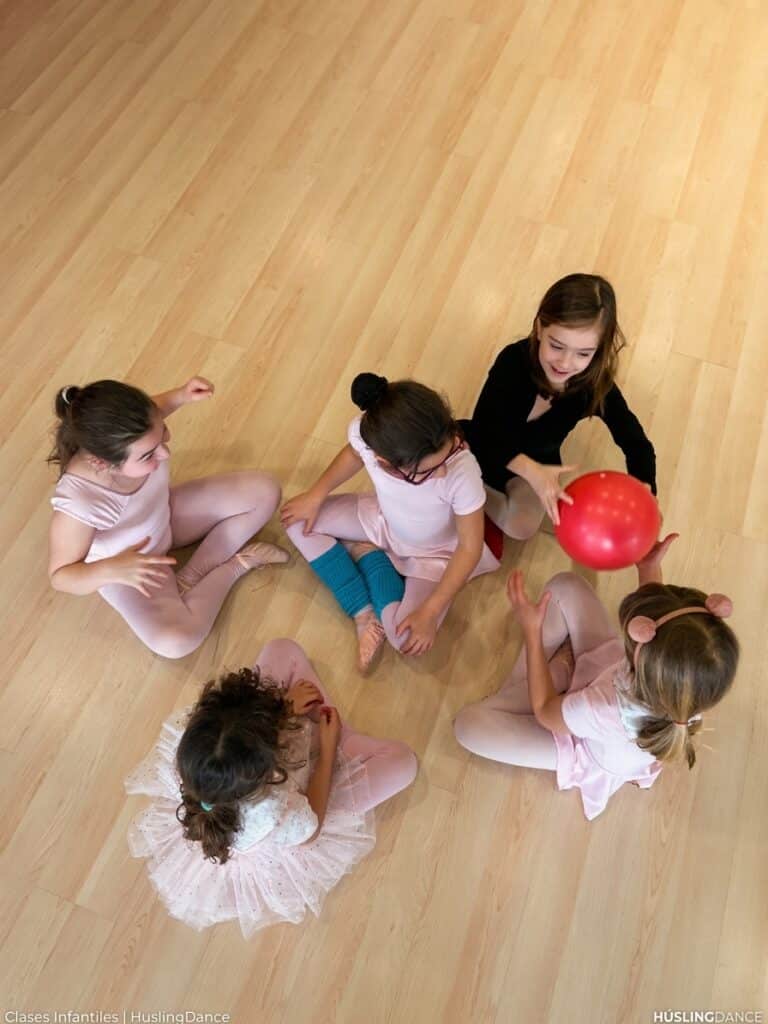 Alumnos en clase de baile en el estudio de danza en Sabarís HuslingDance