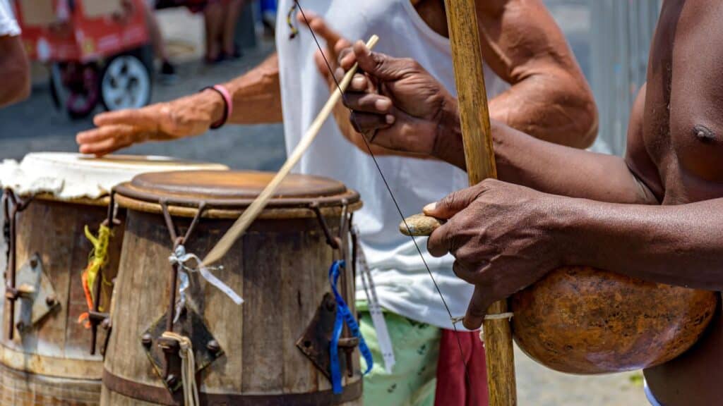 CAPOEIRA ANGOLEÑA HUSLINGDANCE BAIONA La Capoeira Angola es el estilo tradicional de Capoeira, forma de arte afrobrasileña surgida de los esclavos traídos de África a Brasil que combina elementos de lucha, danza, cante, música, teatro y filosofía.