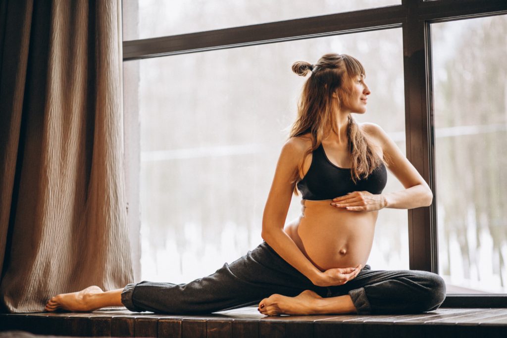 Las clases de baile en el embarazo es una actividad muy motivadora y divertida que muchas mujeres practican como ejercicio físico de primera elección. Pues sigue siendo una excelente opción para mantenernos en forma, tonificar los músculos, y trabajar la flexibilidaddurante el embarazo.